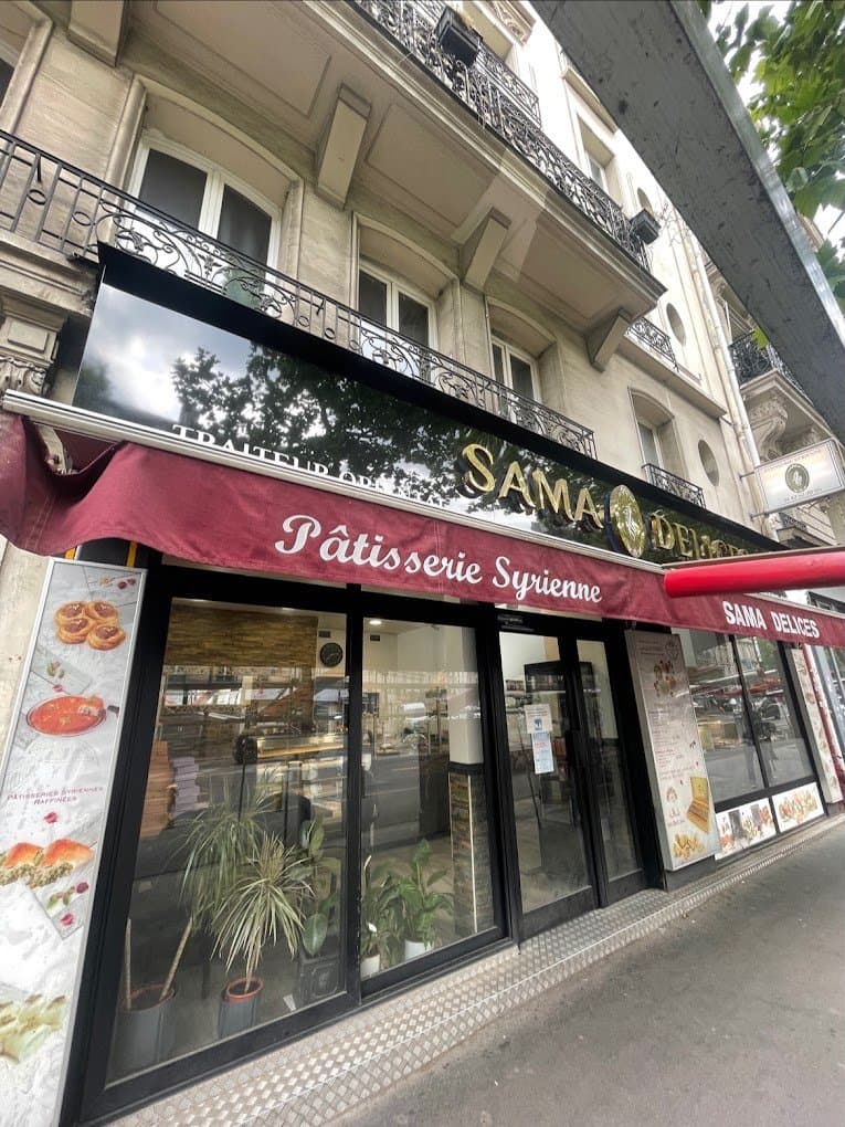 La devanture de Sama Délices, boulevard Ornano : store bordeaux « Pâtisserie Syrienne » et enseigne dorée