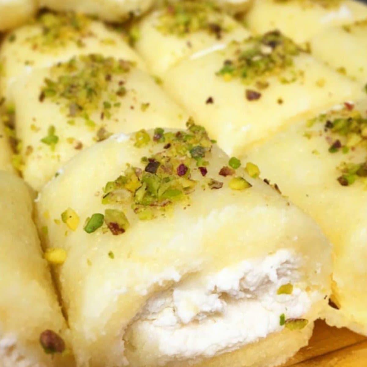 Rouleaux de halawet el jibn garnis de crème de lait et parsemés de pistache
