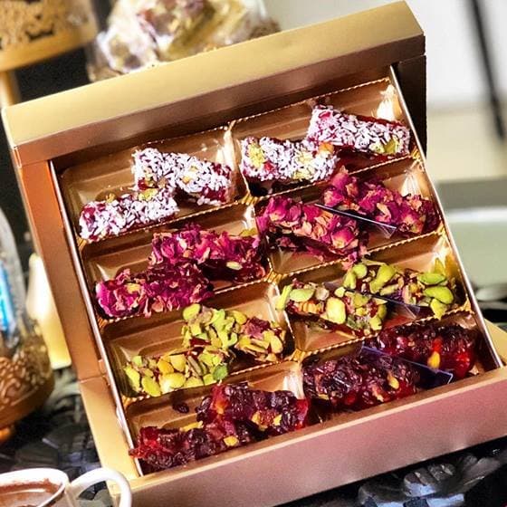 Loukoums aux pétales de rose, à la pistache et à la noix de coco dans un coffret doré